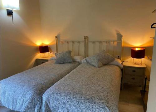 Valdaliga BUNGALOW LA COCINA的卧室内的两张床,配有两张台灯。