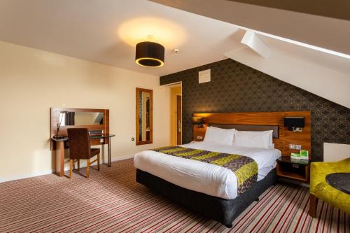 泰恩河畔纽卡斯尔杰斯蒙纽卡斯尔假日酒店 的配有一张床和一张书桌的酒店客房