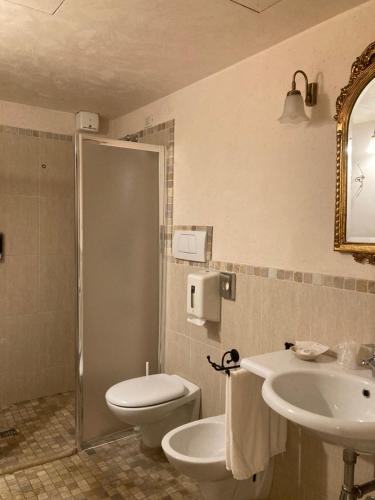 维琴察Agriturismo San Michele的浴室配有卫生间、盥洗盆和淋浴。