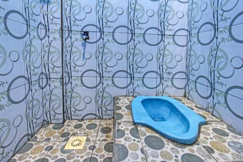 普拉亚SPOT ON 91811 Rumah Inap Bunda Nurhayati的浴室的墙壁上设有蓝色的卫生间