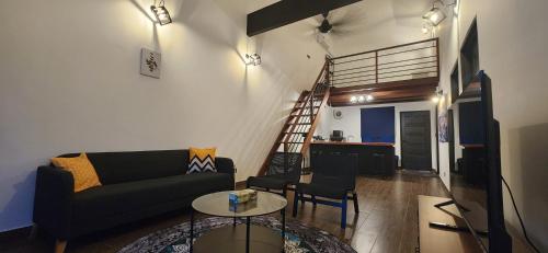 佩纳利克村Kamalia Villas的客厅配有沙发和桌子