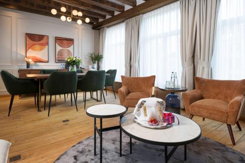 布鲁日马丁斯拉列斯酒店的客厅配有桌椅