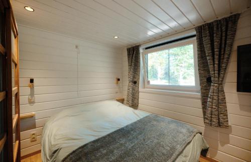 索姆勒兹Chalet D'un Ami的一间小卧室,配有床和窗户