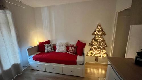 拉富la foux d'allos au pied des pistes的一间卧室,配有一张床和圣诞树