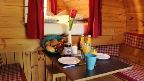 因戈尔施塔特AZUR沃尔卡彭威尔西度假酒店的小屋内一张带食物和饮料的桌子
