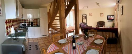 吕村Camping La Garenne De Moncourt的一间设有桌子和厨房的客房