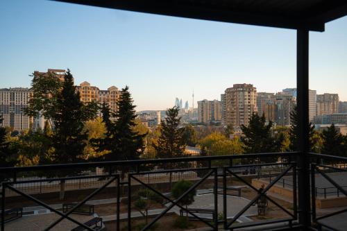 巴库The Clocktower Hotel的阳台享有城市美景。