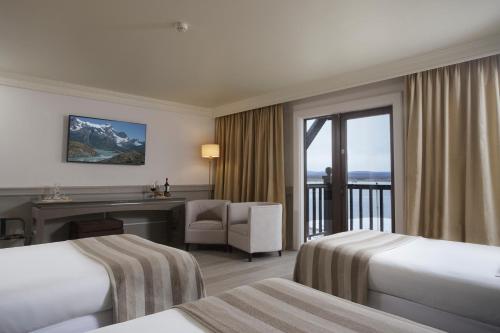 纳塔列斯港科斯淘斯特雷莱丝酒店的酒店客房设有两张床和一个阳台。