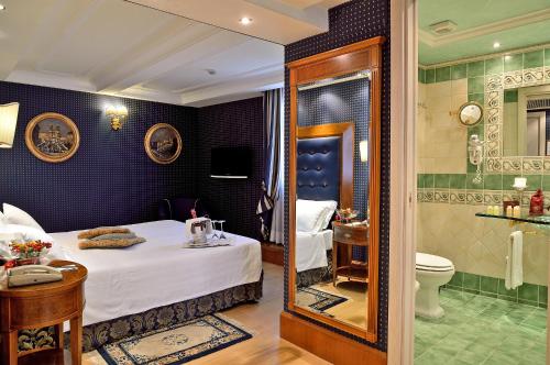罗马霍姆斯酒店的一间酒店客房 - 带一张床和一间浴室