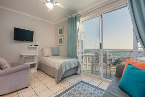 兰伯特湾Albatross Accommodation的一间卧室配有一张床,享有海景