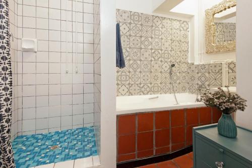 兰伯特湾Albatross Accommodation的带浴缸、水槽和淋浴的浴室