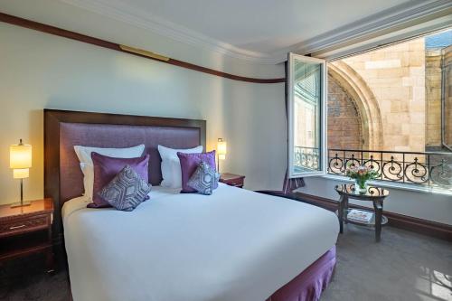 巴黎Hôtel Pont Royal Paris的卧室设有一张白色大床和一扇窗户。