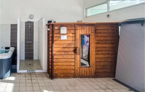 多吕多勒龙1 Bedroom Stunning Home In Dolus-dolron的浴室设有木制门,配有淋浴