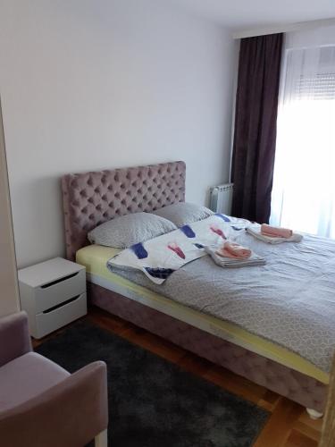 弗尔沙茨Stan na dan VRŠAC的一间卧室配有带毛巾的床和窗户。