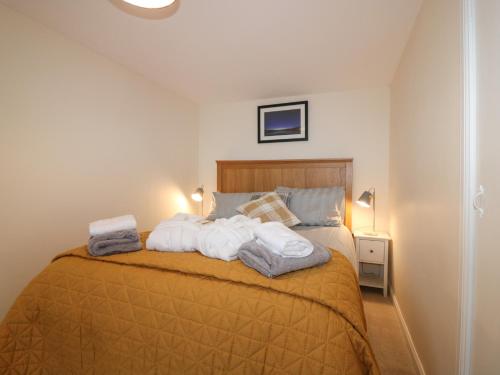 基里缪尔Sportsmans Lodge的一间卧室配有带毛巾的床