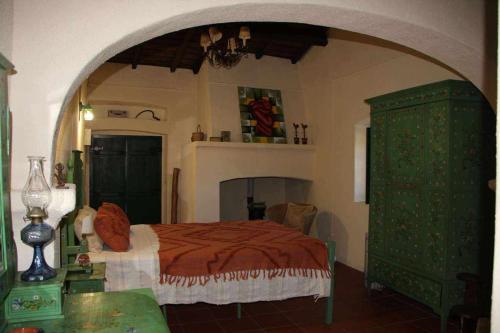 埃武拉Casa das Moles的一间卧室配有一张床和一个绿色的橱柜
