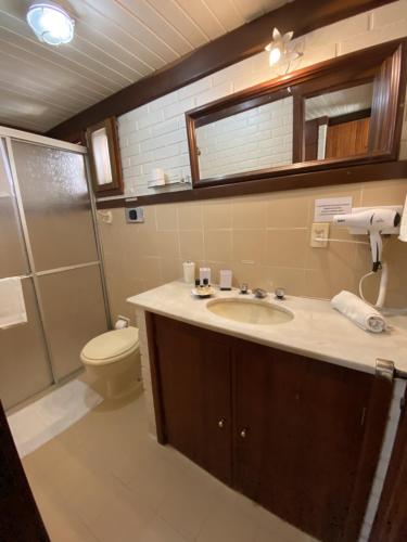 格拉玛多Apartamento Foss的一间带水槽、卫生间和淋浴的浴室