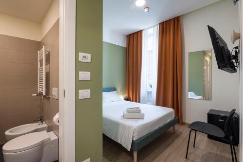 都灵Camplus Guest Bernini Casa per Ferie的浴室设有床、卫生间和水槽。