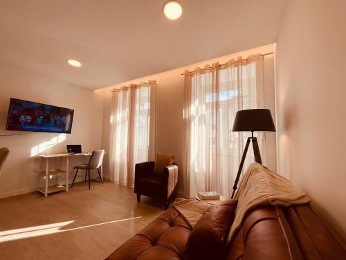 丰沙尔Living Funchal Executive的客厅配有沙发、椅子和桌子