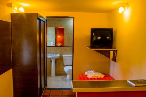 梅洛Hotel Villa Sol的一间带卫生间的浴室和一台电视。