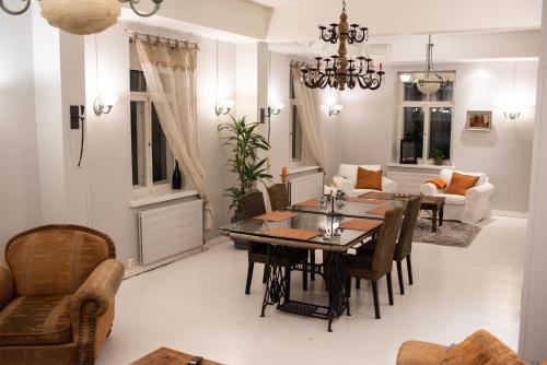 罗威萨Vanha Kanttorila的客厅设有餐桌和椅子