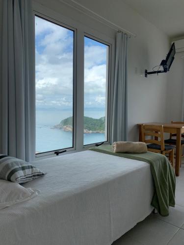 邦比尼亚斯Guesthousebr的卧室设有海景大窗户