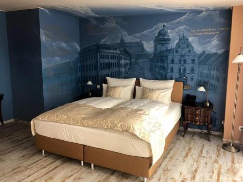 哥达Gästehaus Luise的卧室配有一张大床,墙上挂有绘画作品