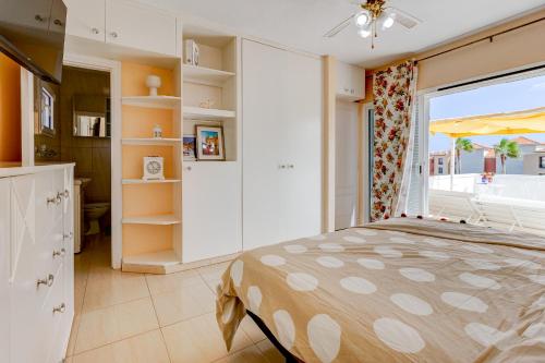 圣米格尔德阿沃纳Ocean View Duplex Tenerife ( Golf del Sur)的一间卧室设有一张床和一个大窗户
