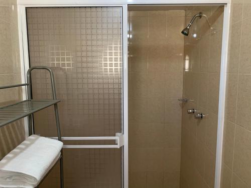 瓜达鲁佩镇Posada Del Valle的浴室里设有玻璃门淋浴