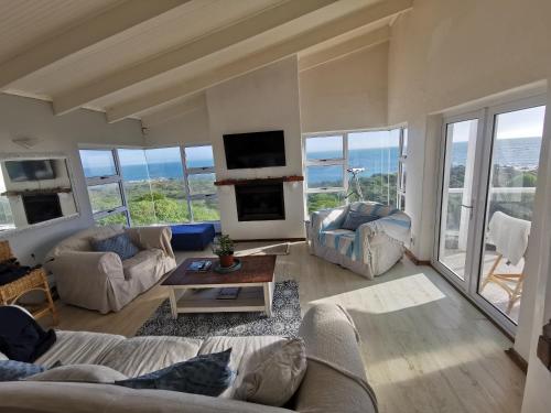 珍珠滩Paradise@Pearly的带沙发、桌子和电视的客厅