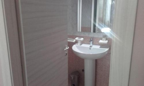 帕尔马HOTEL Via Emilia Ovest 224 SELF CHECK-IN的浴室设有白色水槽和镜子