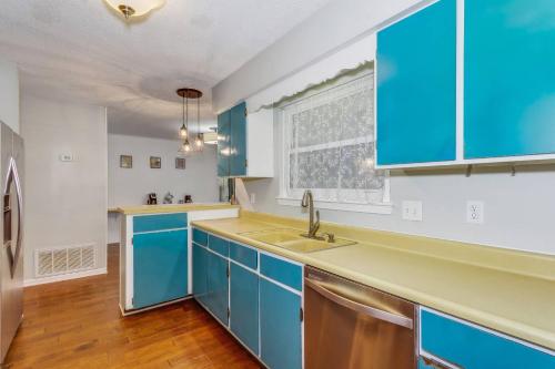 微风湾314 Dolphin St的厨房配有蓝色橱柜和水槽