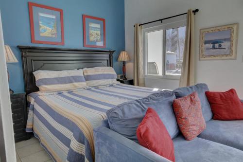 沃尔顿堡滩El Matador 612 - close to all the amenities of El Matador!的一间卧室配有一张床和一张沙发