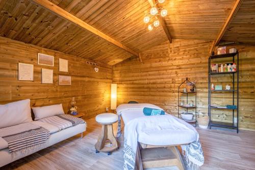 德科赫The island life Texel - Wellness的一间卧室配有一张床和一个沙发