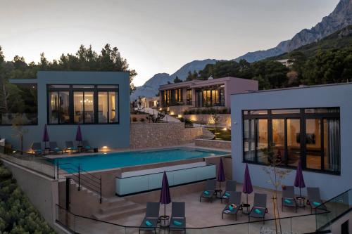 马卡尔斯卡Kuk Oaza Luxury Villas的一座带游泳池和度假村的别墅