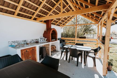 波洛夫拉吉CASA ALMI的一个带桌椅的庭院和一间厨房