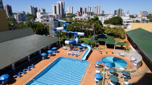 伊瓜苏Hotel Golden Park Internacional Foz & Convenções的度假村水滑梯的空中景观
