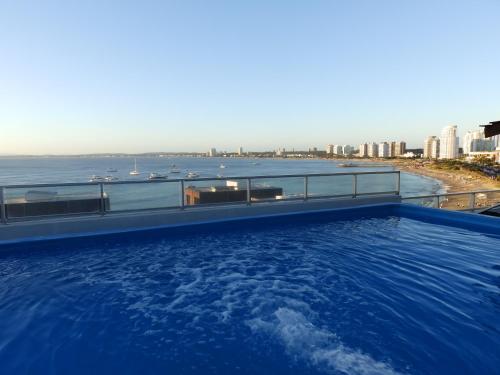 埃斯特角城丹吉尔酒店的一座游泳池位于一座享有海景的建筑的顶部