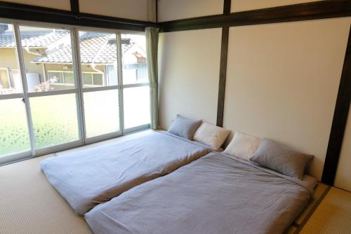 InoPrivate inn Mei Vacation Rental MEI - Vacation STAY 57858v的一张位于带大窗户的房间内的床铺