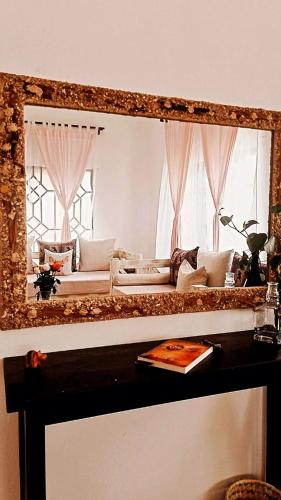 瓦塔穆Marion's incredible 2 bedroom apartment的镜子反射着房间里的一张床