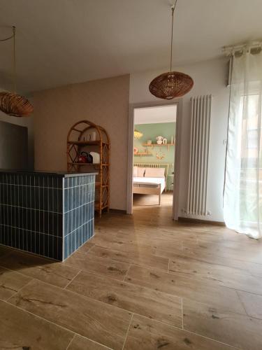 圣佩莱格里诺温泉La Boheme Self check-in Suite的一间铺有木地板的客厅和一间卧室