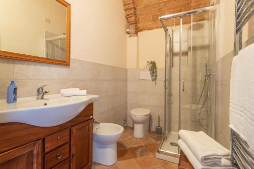 里奥托尔托Appartamento Pianosa的一间带水槽、卫生间和淋浴的浴室