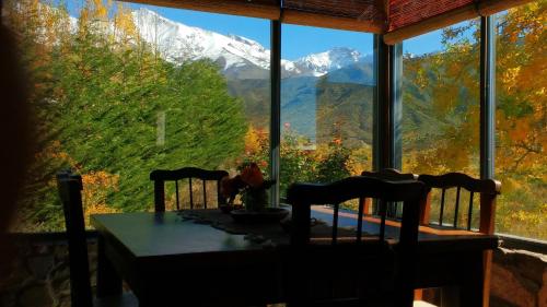 波特雷里约斯El Mirador Casas de Montaña的餐桌,享有山景