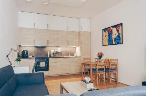 布尔诺Oltec Apartment Brno的一间带桌子的客厅和一间厨房