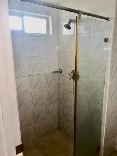 南迪Trans International Hotel的浴室里设有玻璃门淋浴