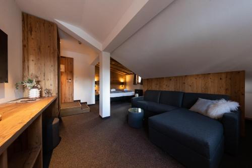 巴尔德赫旺Köpfle Alpe的带沙发的客厅和卧室