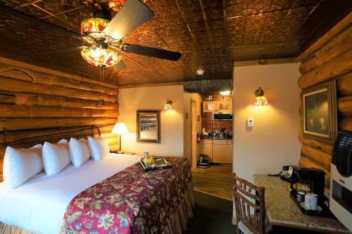 费尔班克斯派克斯水畔旅馆的小木屋内的卧室,配有床