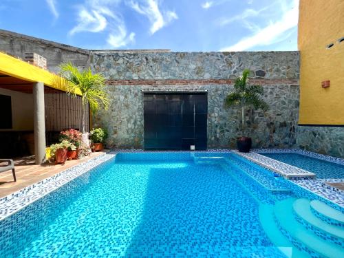 亨达Hotel Boutique Mirador Las Palmas的房屋中间的游泳池