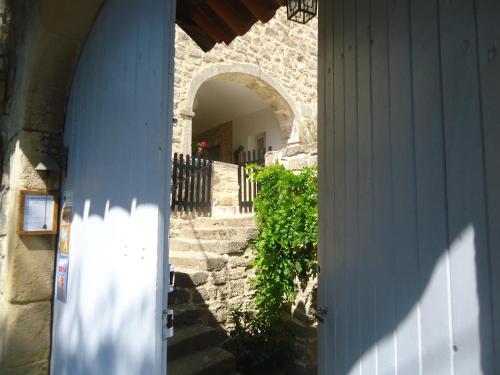 圣保罗－勒热讷马斯蒙蒂德斯酒店的通往带楼梯和拱门的大楼的入口