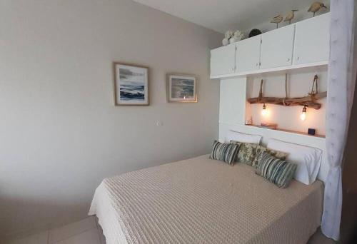 圣马丁岛SeaBird Studio的一间卧室配有一张床和白色橱柜